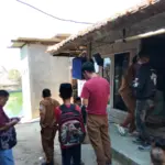 Dewan Yudha Saat Mengunjungi Lansia Dhuafa di Kampung Cilimus, Desa Sirnajaya, Cisurupan. (Feri/Radar Garut)