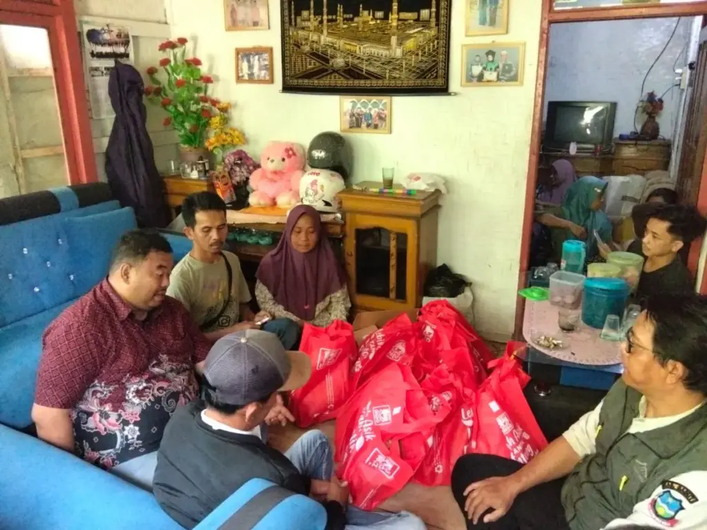 Kunjungi Korban Kebakaran di Bungbulang, Yudha Dorong Dana CSR untuk Pemulihan Rumah Dewan Yudha Kunjungi Korban Kebakaran di Kecamatan Bungbulang, Garut. (Feri/Radar Garut)