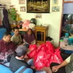 Dewan Yudha Kunjungi Korban Kebakaran di Kecamatan Bungbulang, Garut. (Feri/Radar Garut)