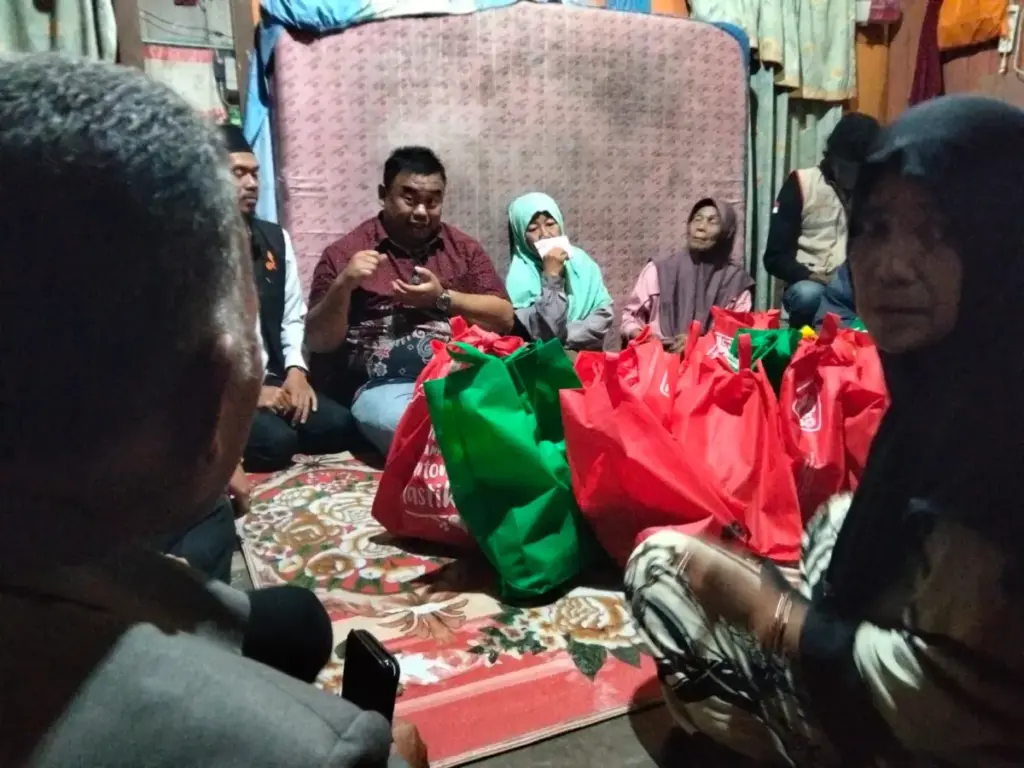 3 Janda di Cisewu Kehilangan Rumah Akibat Kebakaran, Bantuan Pemerintah Diharapkan Yudha Menengok Tiga Janda Korban Kebakaran di Kecamatan Cisewu, Garut. (Feri/Radar Garut)
