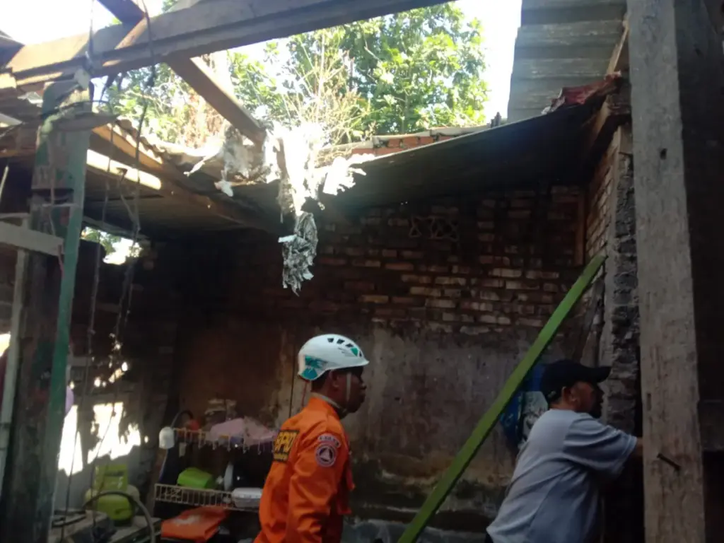 BPBD Garut Catat Tujuh Bencana Sepanjang Juni 2026 Rumah Ambruk di Jayawaras, Kecamatan Tarogong Kidul, Garut. (Istimewa)