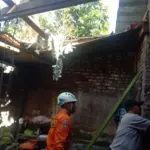 Rumah Ambruk di Jayawaras, Kecamatan Tarogong Kidul, Garut. (Istimewa)