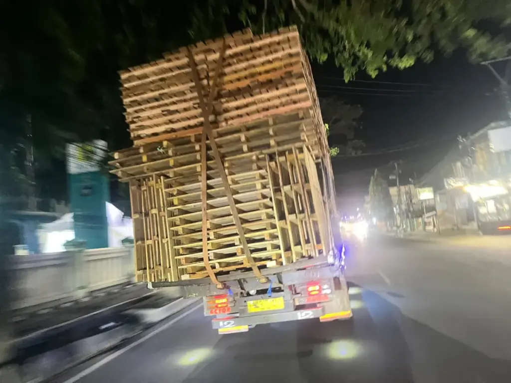 Pemkab Garut Batasi Jam Operasional Truk Besar, Pelanggaran Masih Ditemukan Kendaraan angkutan barang di Jalan Otista, Garut. (Rizka/Radar Garut)