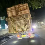 Kendaraan angkutan barang di Jalan Otista, Garut. (Rizka/Radar Garut)