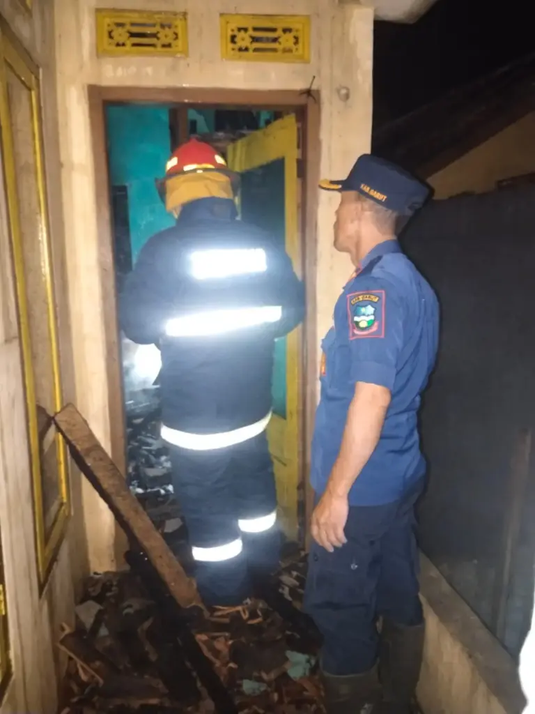 Korsleting Listrik Picu Kebakaran Rumah di Pakenjeng Garut, Kerugian Capai Rp100 Juta Rumah Permanen Terbakar Api di Pakenjeng, Garut. (Istimewa)