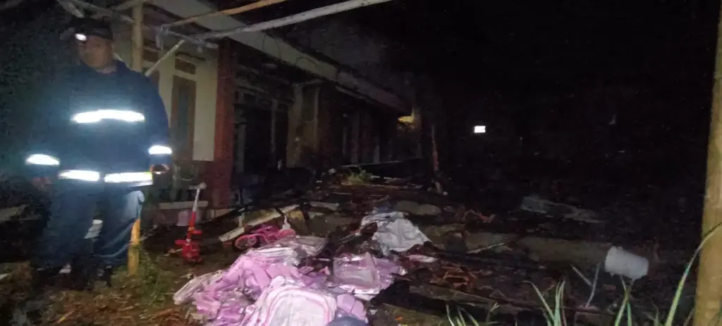 Kebakaran Hanguskan Rumah Semi Permanen di Kadungora, Kerugian Ditaksir Rp200 Juta Kebakaran Rumah Semi Permanen, Dua Motor, dan Alat Produksi, di Kadungora, Garut. (Istimewa)