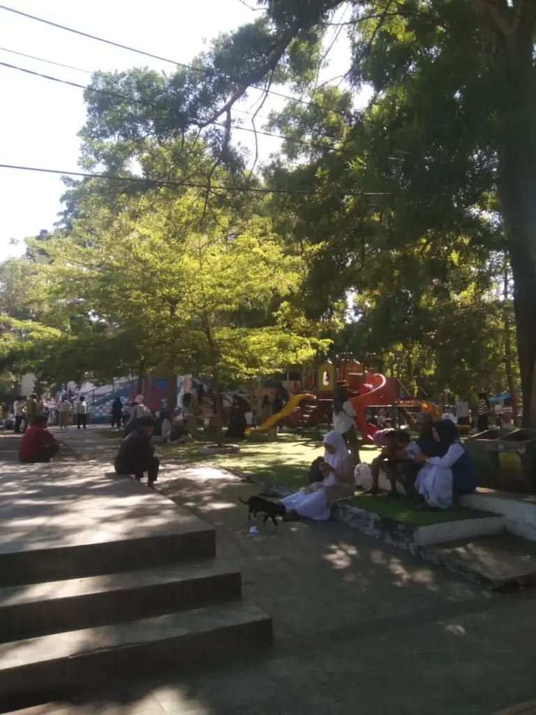 Keramaian saat libur sekolah di alun-alun Garut. (Ale/Radar Garut)
