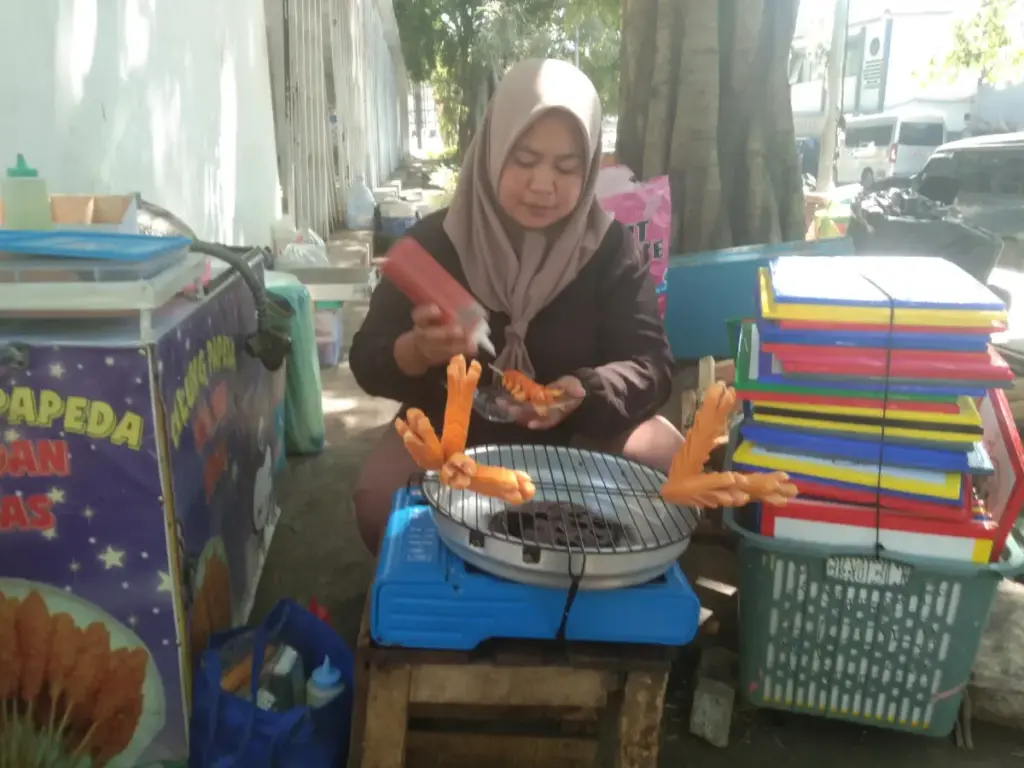 Libur Sekolah Jadi Berkah Bagi Pedagang di Alun-alun Garut Penjual Sosis Bakar di Alun-alun Garut. (Ale/Radar Garut)