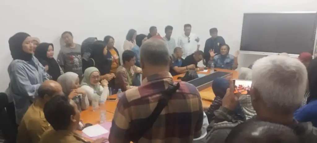Orangtua, Komite sekolah, dan Guru di Garut geruduk kantor Dinas Pendidikan. (Ale/Radar Garut)
