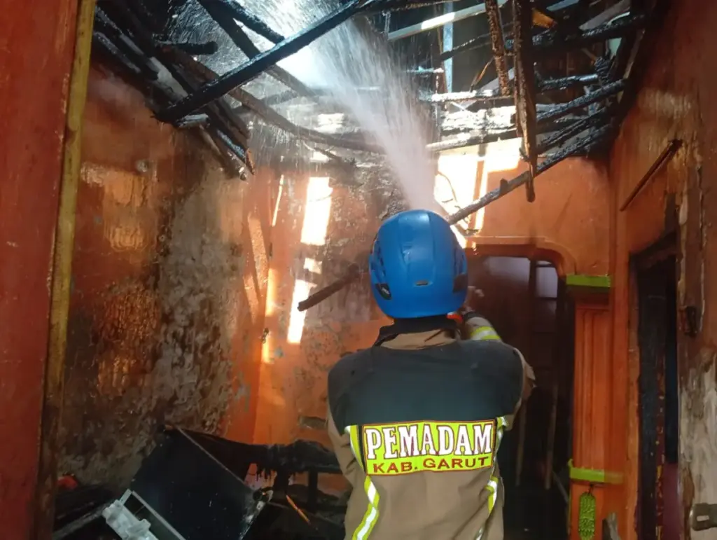 Korsleting Listrik Diduga Picu Kebakaran Rumah di Sucinaraja, Kerugian Ditaksir Rp50 Juta Rumah Permanen di Sucinaraja Garus Hangus Terbakar Api. (Istimewa)