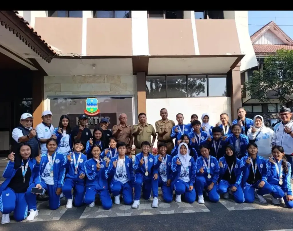Tim Sepak Bola Putri Garut Jadi Finalis Hydroplus Super League, Bupati Beri Apresiasi Rp15 Juta Bupati Garut berikan apresiasi kepada tim sepakbola putri Garut, usai jadi Runner up Hydroplus (Ale/radarGarut