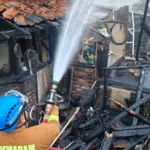 Damkar Garut tengah menangani kebakaran. (istimewa)