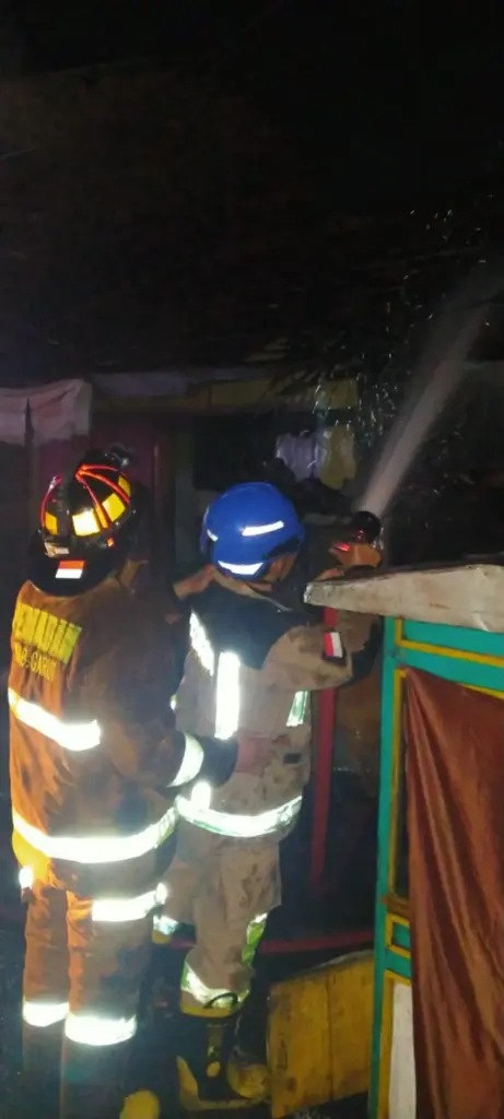 Dua Bangunan Ludes Terbakar Api di Kadungora, Garut. (Istimewa)