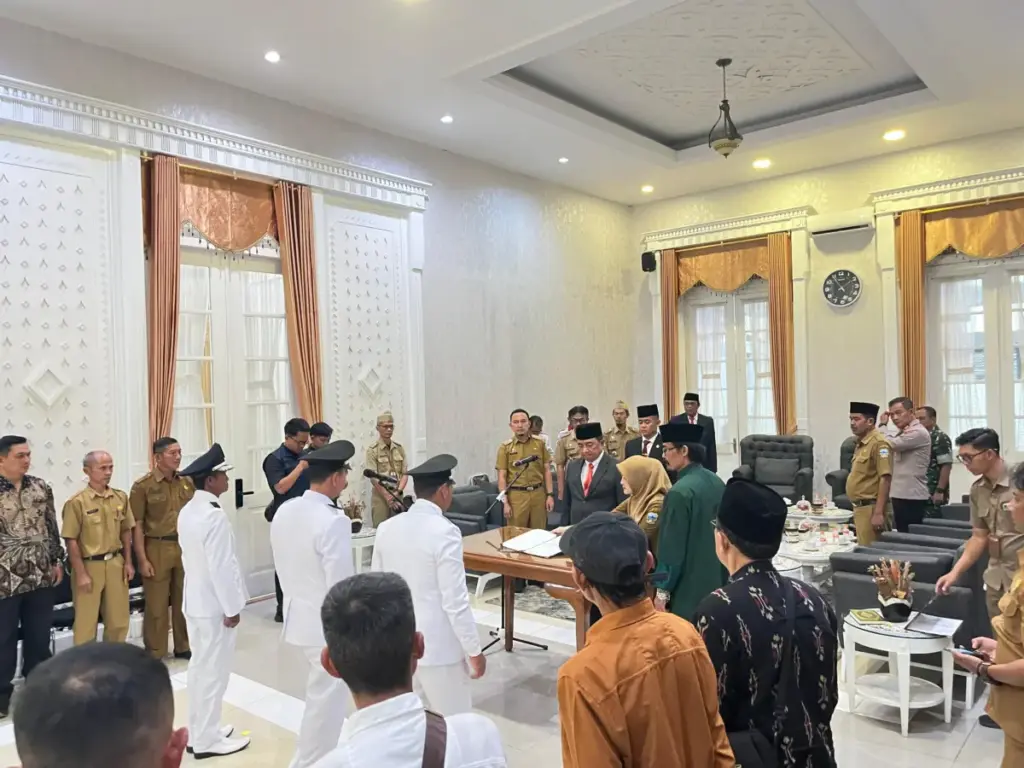 Bupati Garut lantik 3 Kepala Desa Pergantian Antar Waktu (PAW) jadi Definitif. (Rizka/Radar Garut)