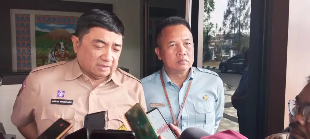 PDAM Tirta Intan Targetkan 70 Ribu Sambungan Rumah pada 2026 Bupati Garut, Abdusy Syakur Amin (kiri), Dirut PDAM Garut, Dadan Hidayatullah (kanan). (Ale/Radar Garut)