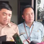Bupati Garut, Abdusy Syakur Amin (kiri), Dirut PDAM Garut, Dadan Hidayatullah (kanan). (Ale/Radar Garut)