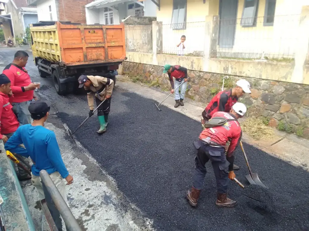 Jalan Lingkungan Perum BCI Garut Diperbaiki dengan Aspal Hotmix, Warga Sumringah Jalan lingkungan di perum BCI, kelurahan lebakjaya, kecamatan Karangpawitan, di Hotmix. (Ale/Radar Garut)