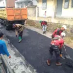Jalan lingkungan di perum BCI, kelurahan lebakjaya, kecamatan Karangpawitan, di Hotmix. (Ale/Radar Garut)