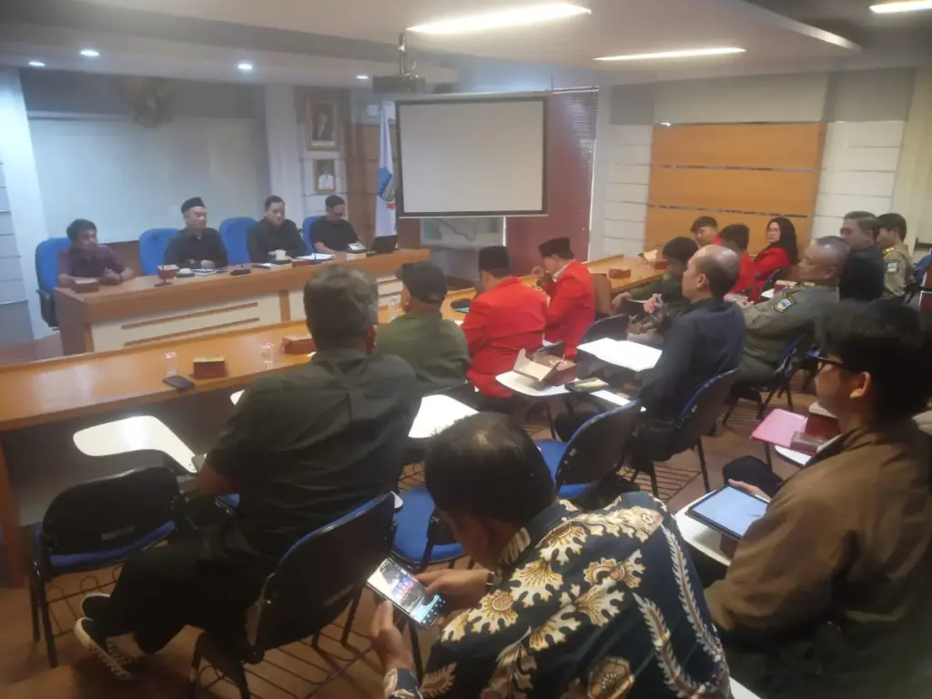 Ketua BEM STAINUS Garut Dorong Penataan Fiber Optik di Ruas Jalan Kabupaten Segera Dituntaskan BEM Stainus Garut Gelar Audiensi dengan Asisten Daerah (Asda) II. (Ale/Radar Garut)