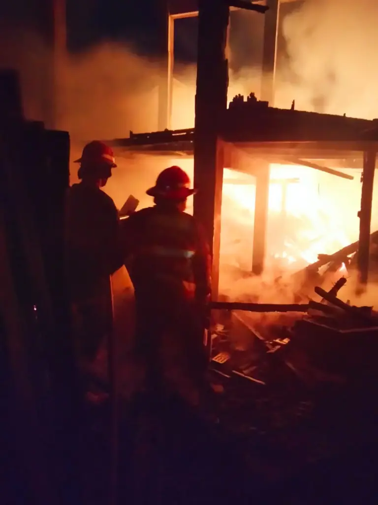 Gudang Material Kayu Hangus Terbakar di Bayongbong, Kerugian Capai Rp200 Juta Gudang Material Kayu Hangus Terbakar di Kecamatan Bayongbong, Garut. (Istimewa)