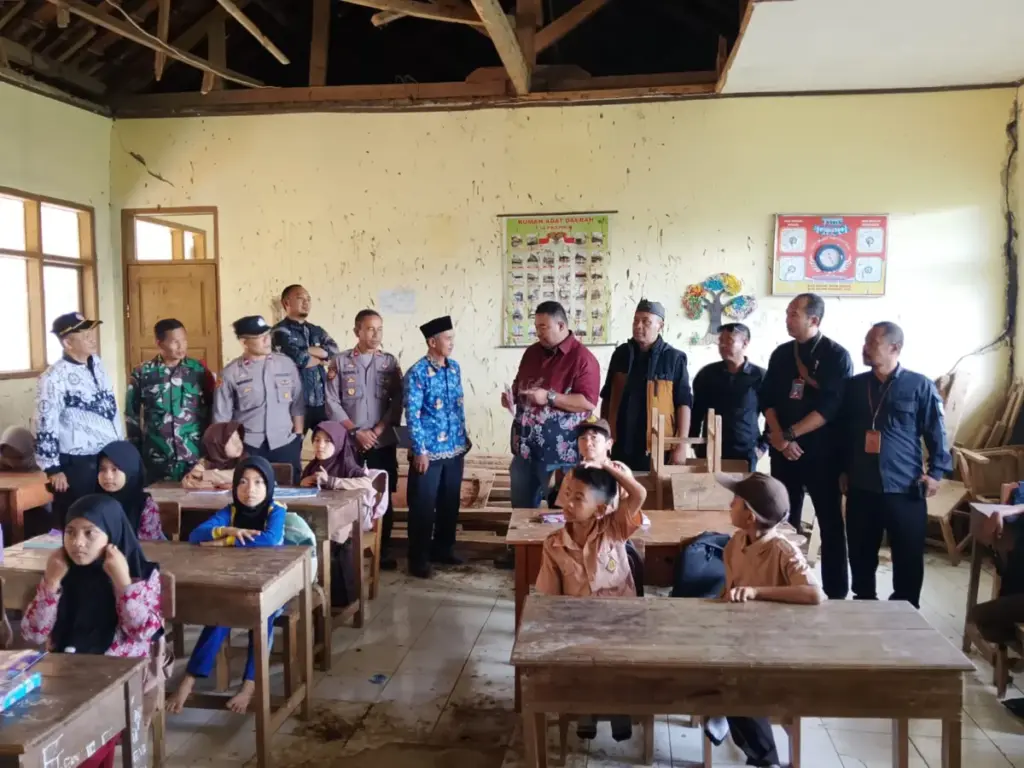 Dewan Yudha Mengunjungi SDN 1 Sukanagara, Kecamatan Peundeuy. (Feri/Radar Garut)