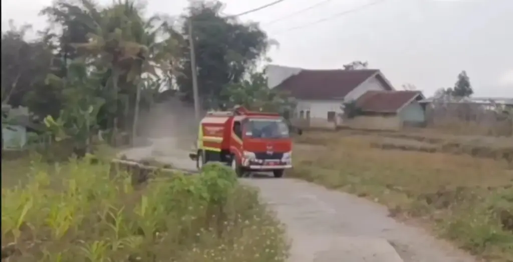 BPBD Salurkan 60 Ribu Liter Air Bersih Akibat Kekeringan Semakin Meluas BPBD Garut Saat Penyaluran Air Bersih. (Istimewa)