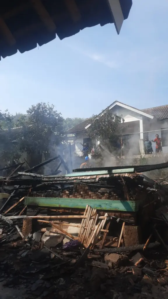 Rumah Panggung Terbakar di Cibiuk, Kerugian Capai Rp40 Juta Rumah Panggung Hangus Terbakar di Desa Majasari, Kecamatan Cibiuk, Garut. (Istimewa)
