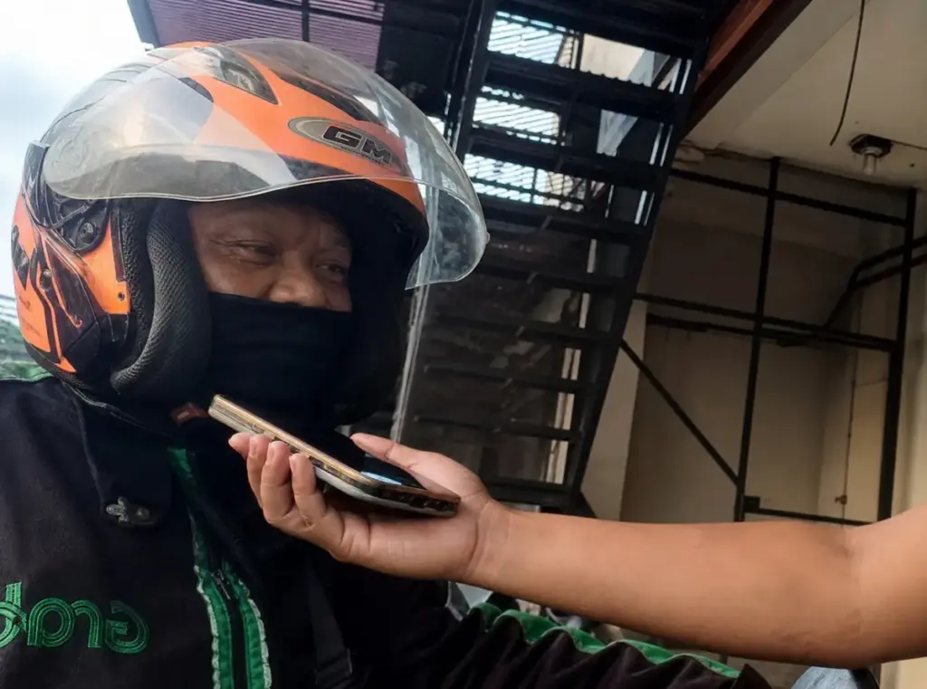 Pagi Mengajar, Sore Mengaspal: Cerita Nurjaelani, Guru PPPK Paruh Waktu yang Jadi Ojol istimewa