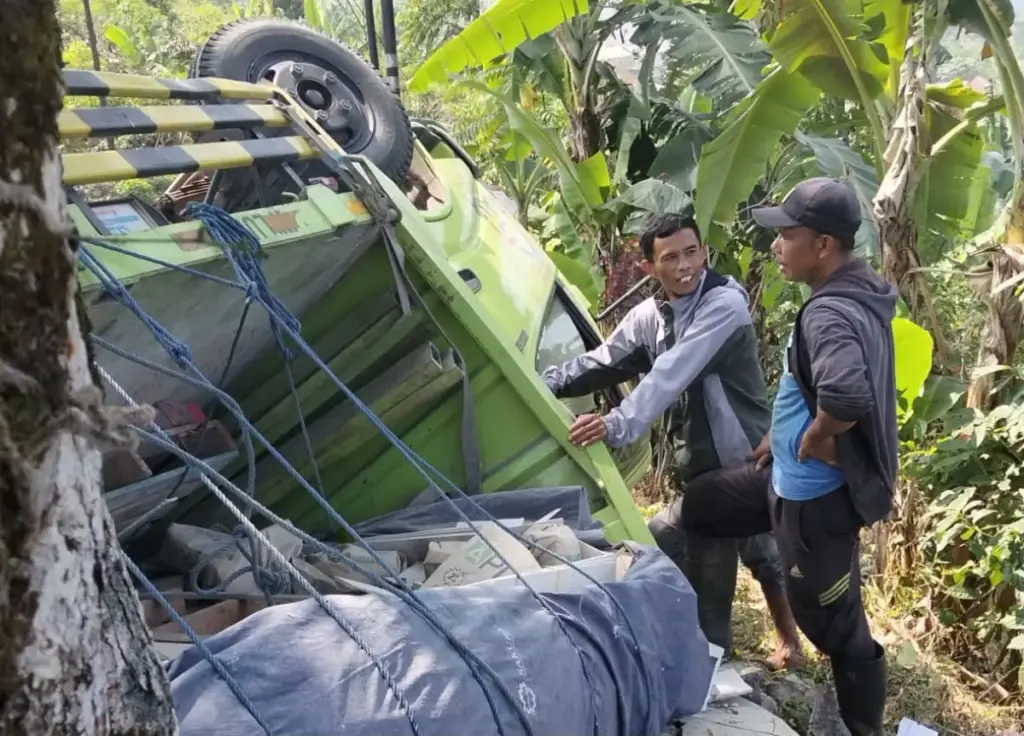 Truk Pengangkut Lima Ton Bahan Bangunan Terguling di Pamulihan, Dua Orang Terluka istimewa