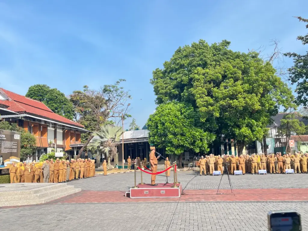 Bupati Garut saat melihat absensi kehadiran para ASN. (Rizka/Radar Garut)