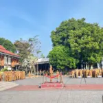 Bupati Garut saat melihat absensi kehadiran para ASN. (Rizka/Radar Garut)