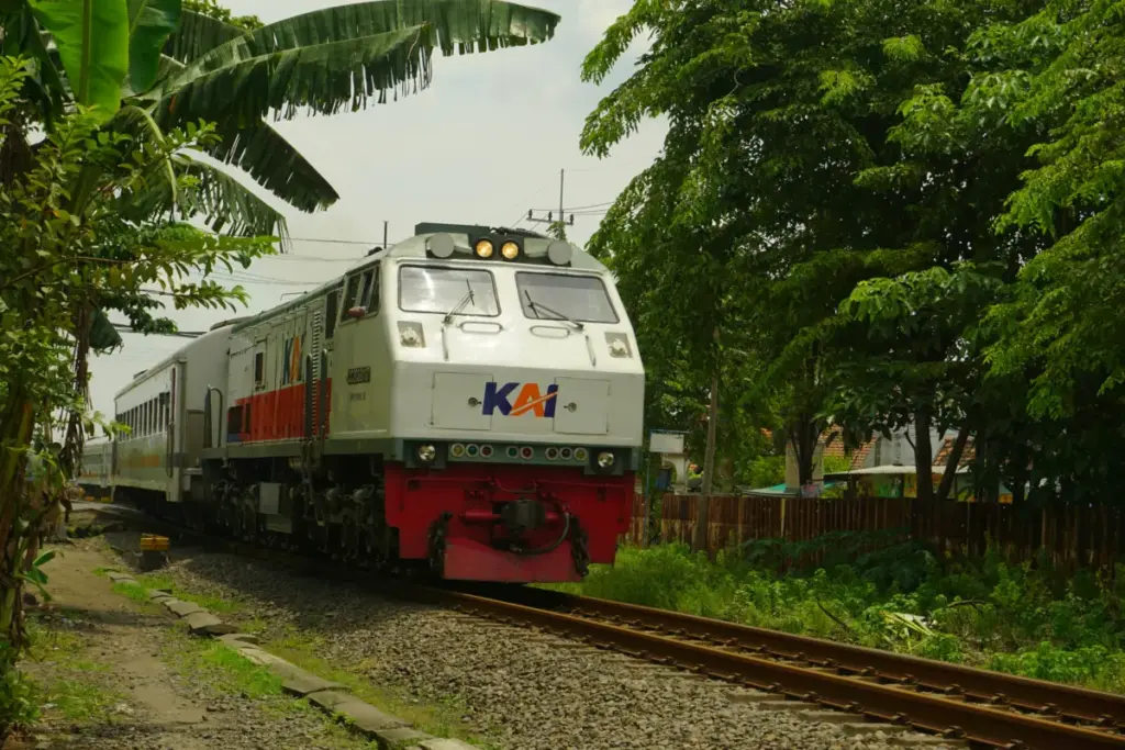 Diskon 20% Tiket Kereta Api untuk Lansia: Cara Mudah Daftar dan Nikmati Perjalanan Hemat Bersama KAI! (Unsplash/radargarut.id)