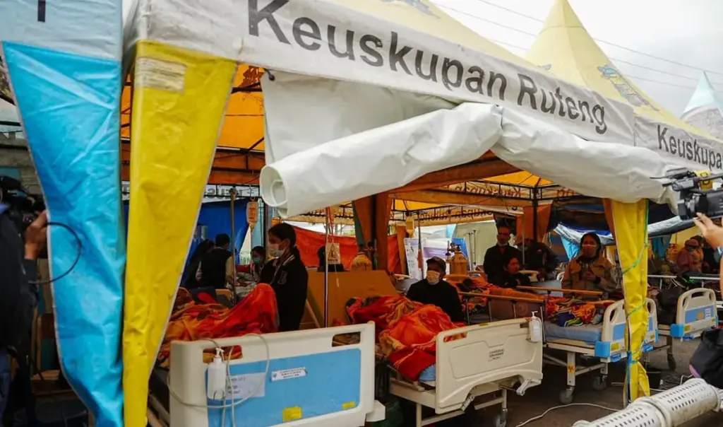 RS Manggarai Tak Memadai, Sejumlah Korban Gempa NTT Terpaksa Dirawat Di Tenda (Disways)