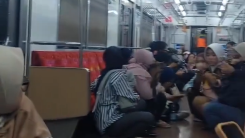 Penumpang KRL Wanita Berlindung di Dalam Gerbong Saat Massa Demo Tak Kondusif (Disways)