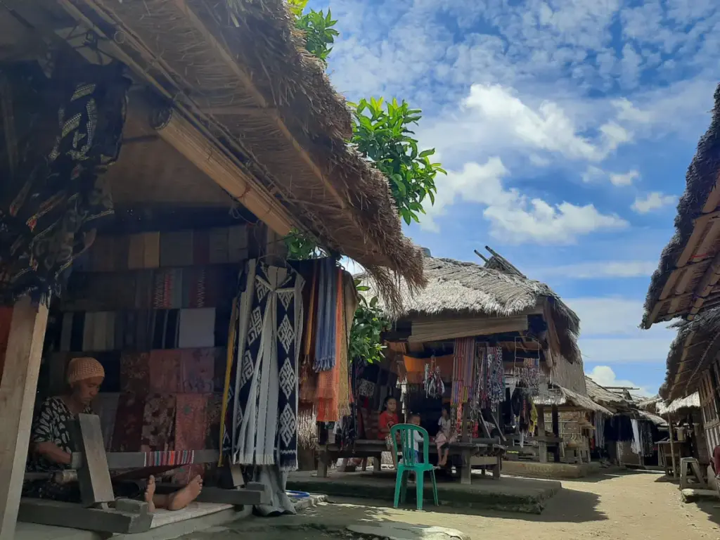 Gubernur NTB Duga Kelistrikan Jadi Penyebab Sementara Kebakaran Kampung Adat Sade, Fokus Kini pada Restorasi Wikipedia/radargarut.id