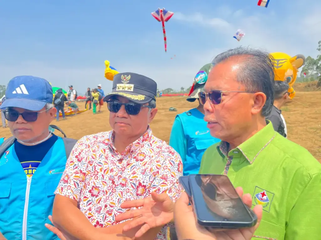 Tim Pelayang Asal Malaysia pada GIKF 2026, Datok A.Rahim (Kanan Baju Hijau). (Rizka/Radar Garut)