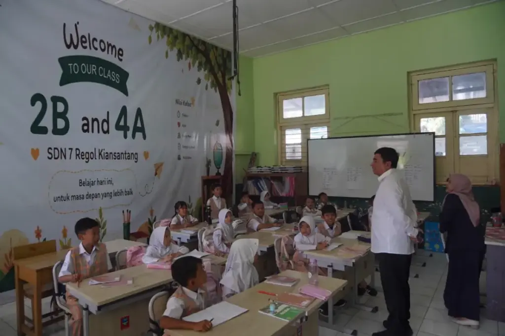 Bupati Garut monitoring ke SDN 7 Regol terkait penerapan kebijakan masuk sekolah pukul 06.30. (Istimewa)