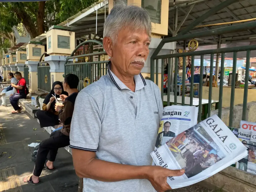 Iwan (64), penjual koran lapakan di Alun-alun Garut. (Radar Garut)