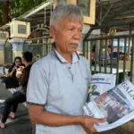 Iwan (64), penjual koran lapakan di Alun-alun Garut. (Radar Garut)