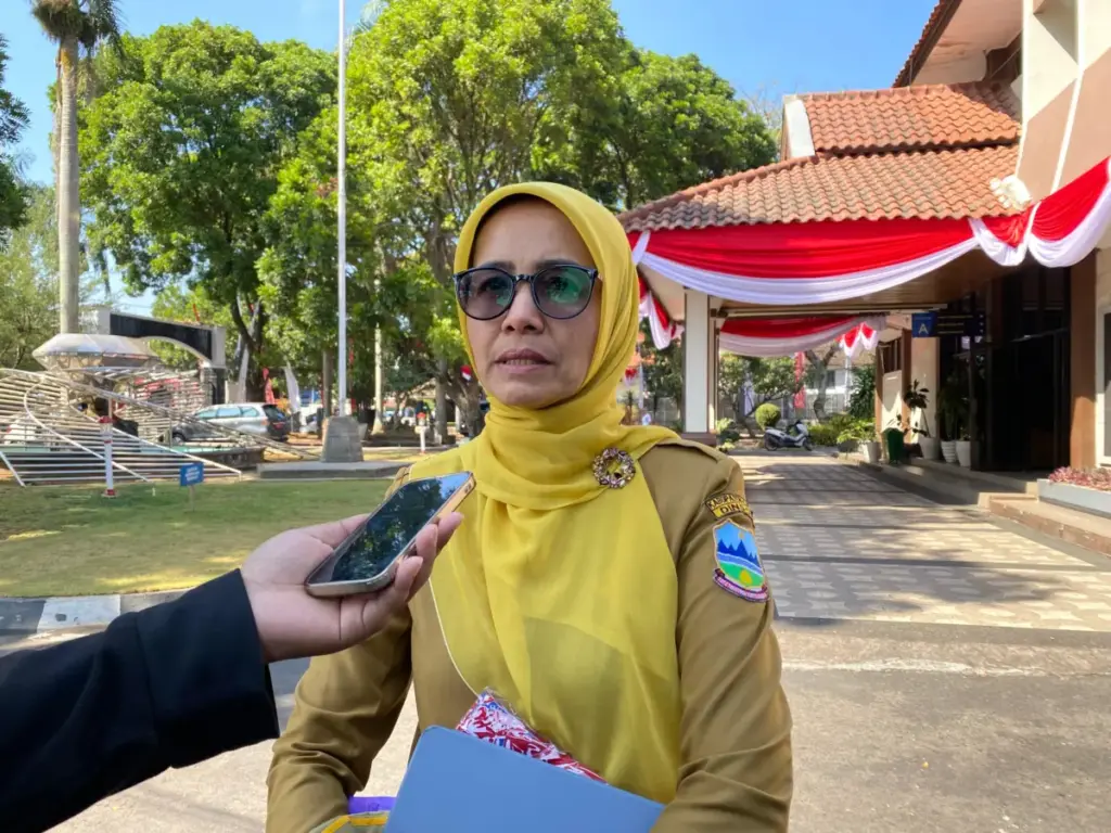 Ditengah Fiskal Garut Defisit, Bantuan 2 Juta Per KK Sudah Disalurkan Pada Tahap Pertama Kepala Dinas Sosial Kabupaten Garut, Marlinda Siti Hana. (Rizka/Radar Garut)