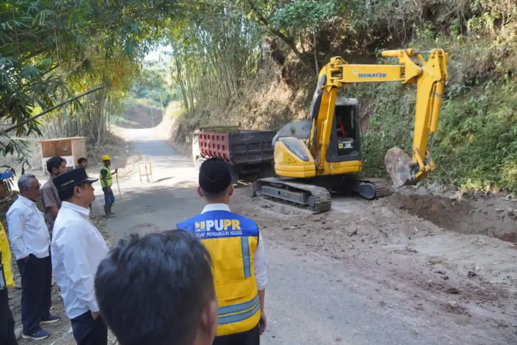 PUPR Garut Pastikan 13 Ruas Jalan Diperbaiki, Sudah Masuk Tahap Lelang Bupati dan PUPR Garut saat monitoring perbaikan jalan di Kecamatan Selaawi. (Istimewa)
