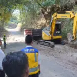 Bupati dan PUPR Garut saat monitoring perbaikan jalan di Kecamatan Selaawi. (Istimewa)