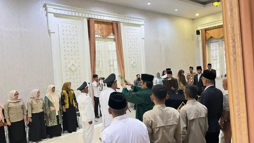 Bupati Garut Lantik 2 Kades Hasil PAW. (Rizka/Radar Garut)