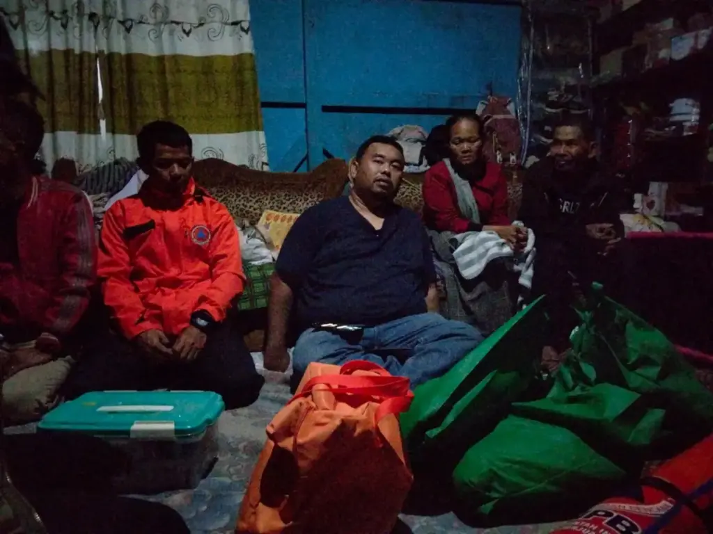 Dewan Yudha saat menengok Lansia di Desa Sukarasa, Kecamatan Samarang, Garut. (Feri/Radar Garut)