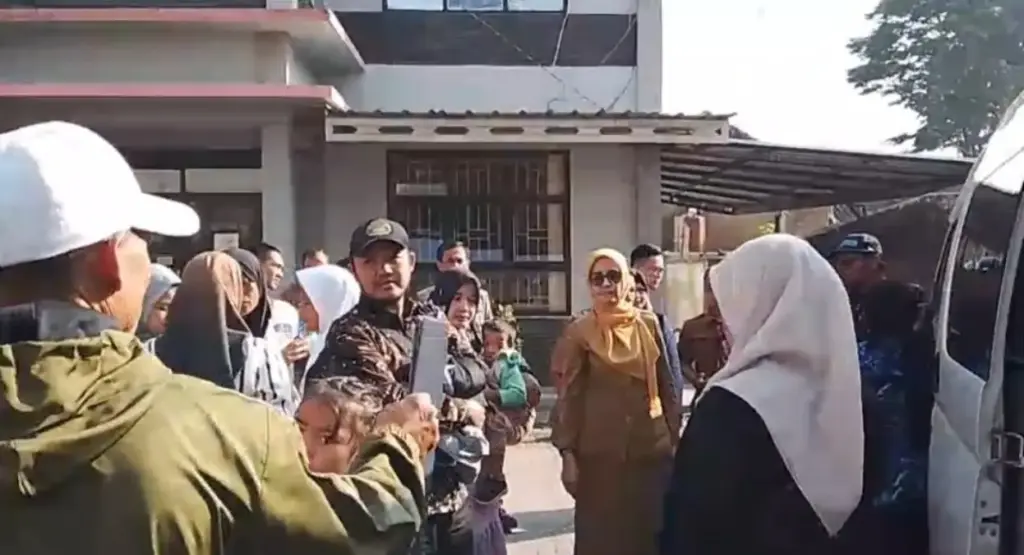 Delapan Siswa Garut Diberangkatkan ke Sekolah Rakyat Soreang Bandung Delapan Siswa SR Garut diberangkatkan menuju SR Soreang Bandung. (Rizka/Radar Garut)