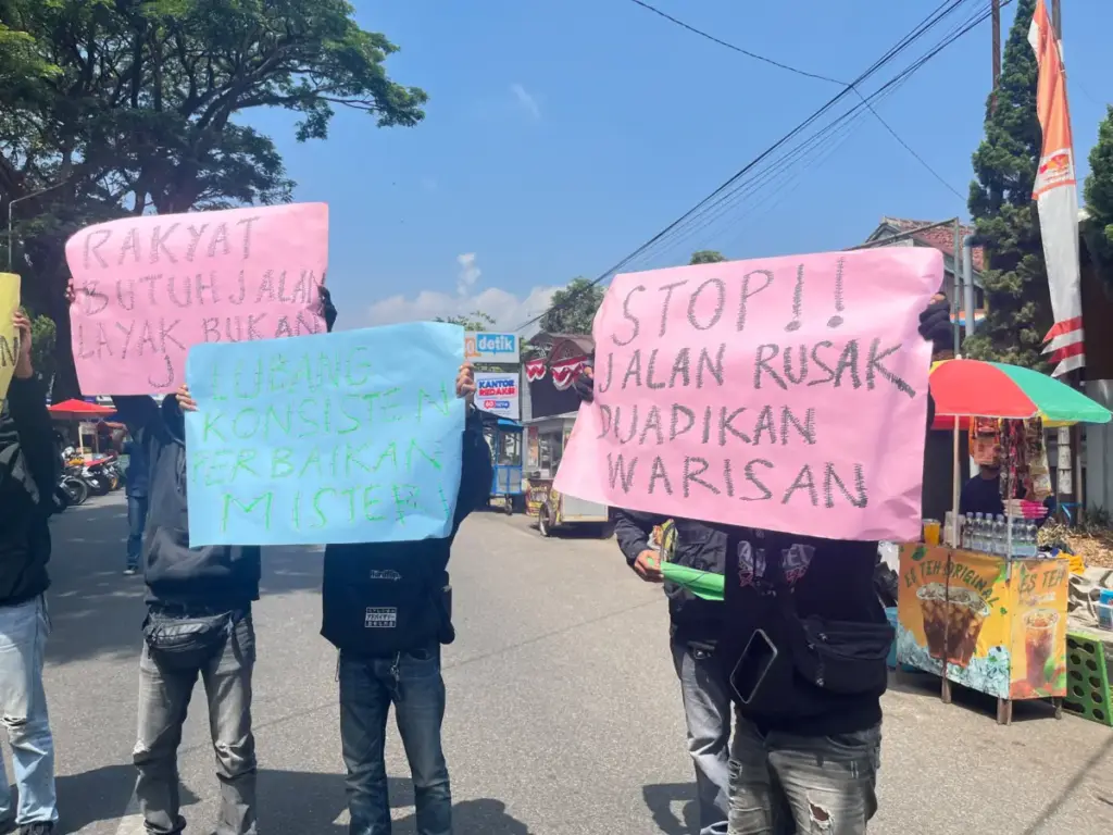 Massa dari Gerakan Masyarakat Banjarwangi, Singajaya, dan Peundeuy Geruduk Gedung DPRD Radar Garut