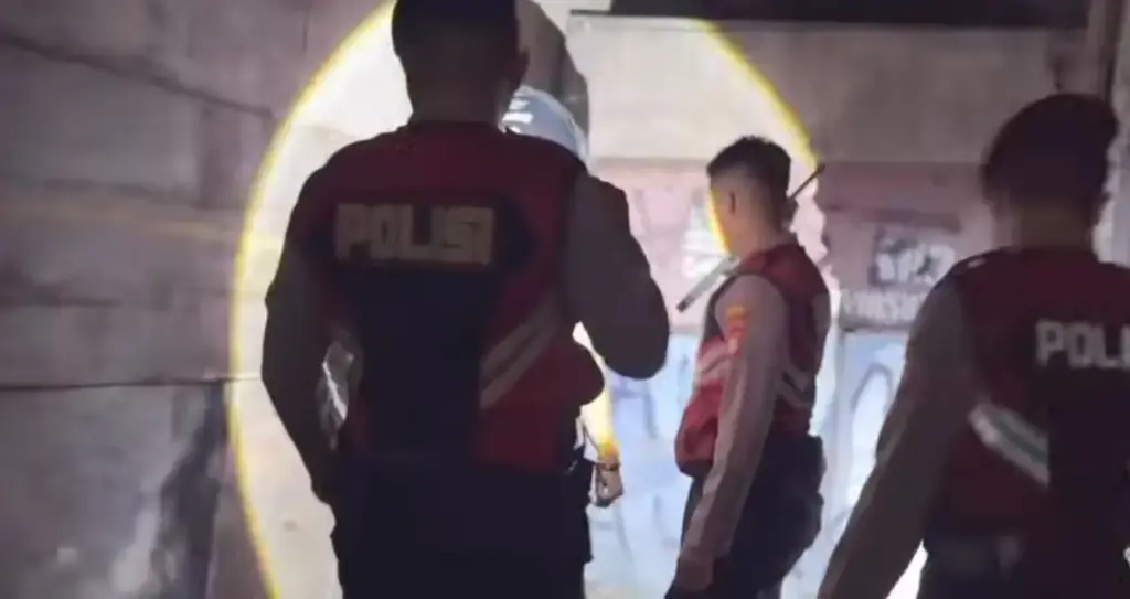 Gelar Razia Miras, Polres Garut Amankan Puluhan Botol Miras di Kerkof Garut (Istimewa)