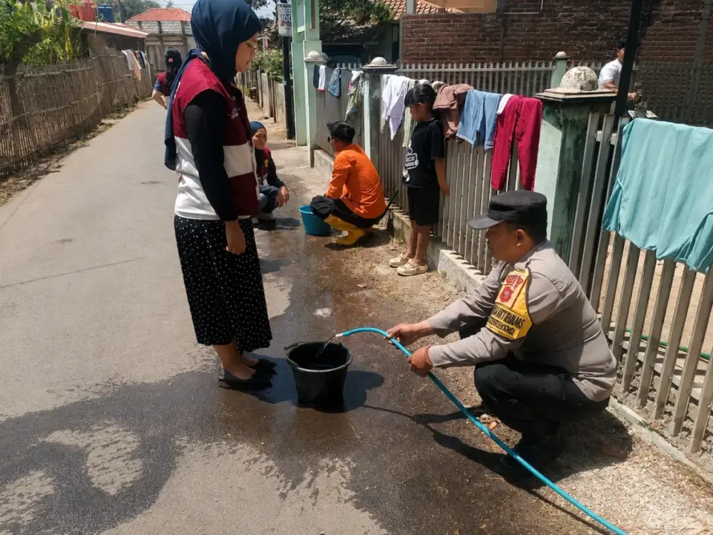 Warga Padamukti Pasirwangi yang Terdampak Kekeringan Dapat Bantuan Air Bersih istimewa