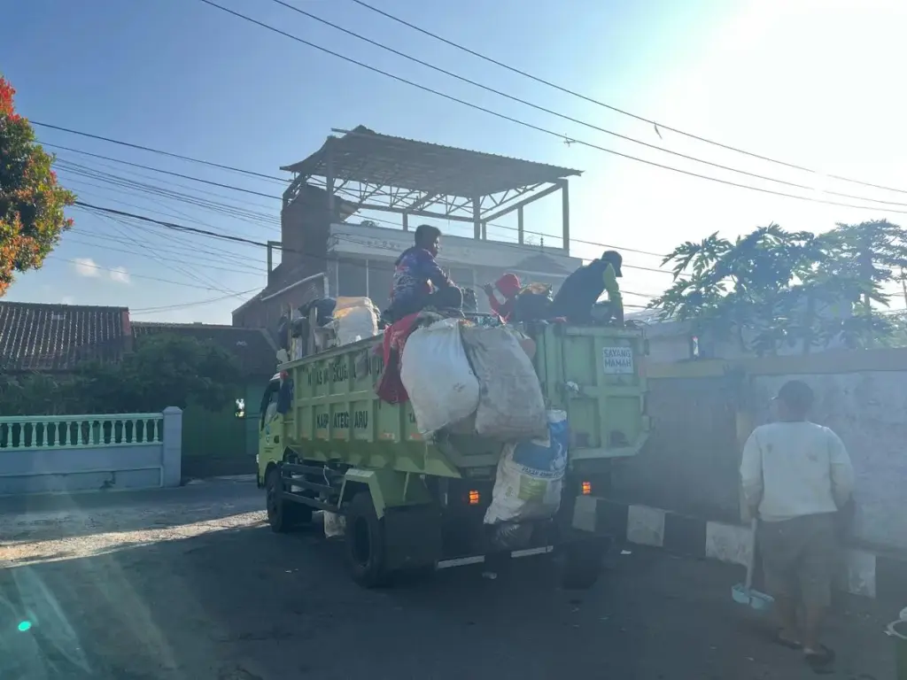 Pengangkutan Sampah oleh Armada Petugas LH di Desa Tarogong, Garut. (Rizka/Radar Garut)