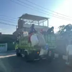 Pengangkutan Sampah oleh Armada Petugas LH di Desa Tarogong, Garut. (Rizka/Radar Garut)